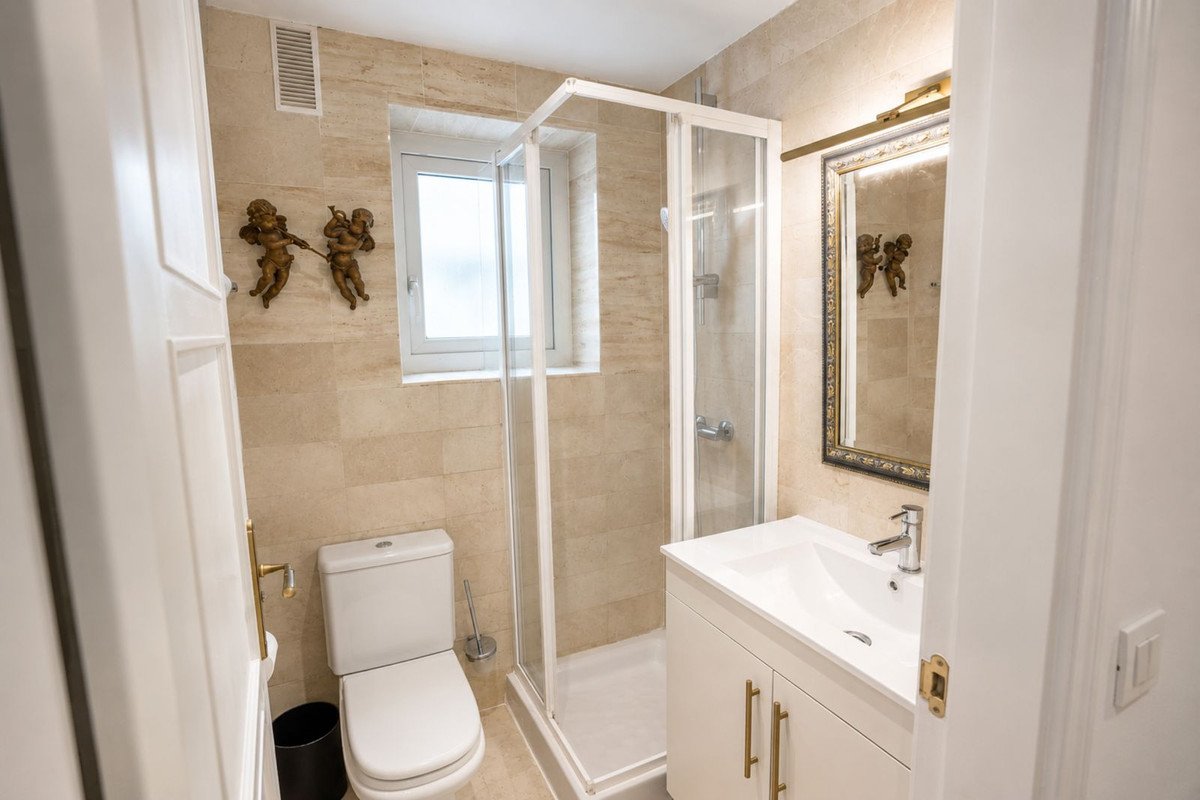 2 Bed Middle Floor Apartment in Marbella