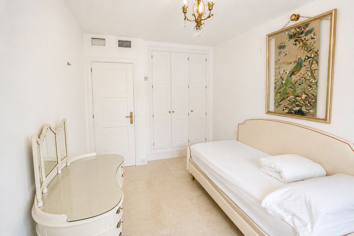 2 Bed Middle Floor Apartment in Marbella