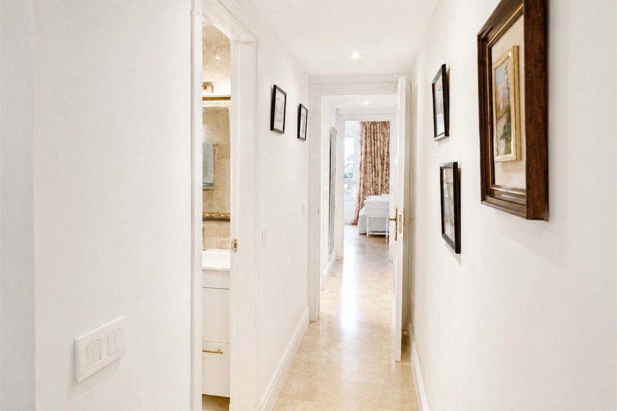 2 Bed Middle Floor Apartment in Marbella