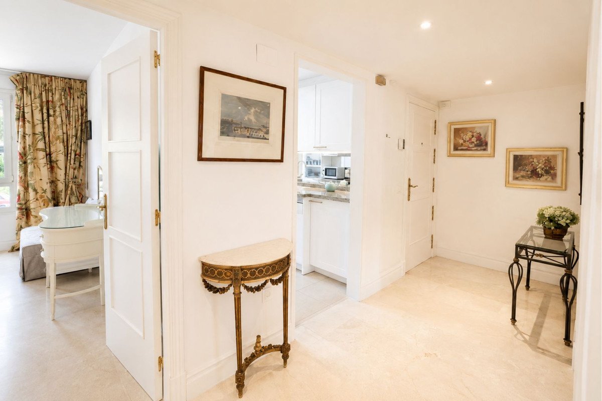 2 Bed Middle Floor Apartment in Marbella