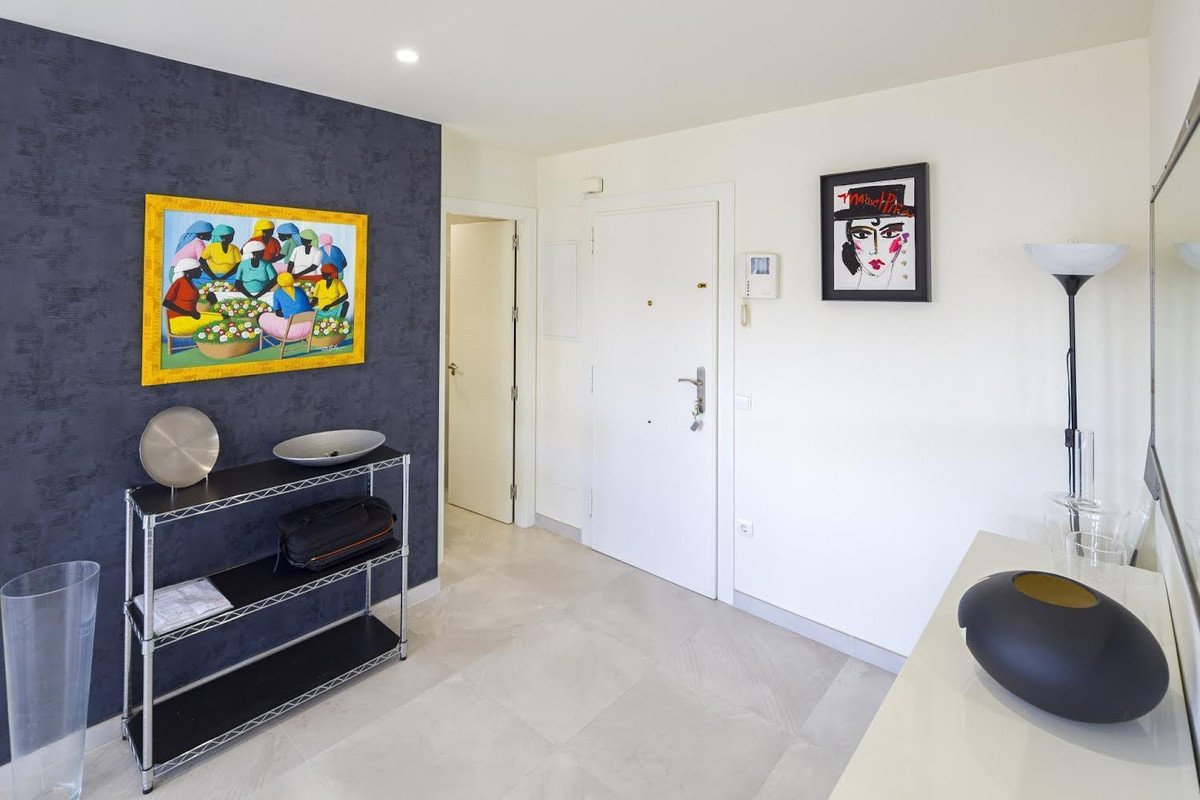 2 Bed Middle Floor Apartment in Nueva Andalucía