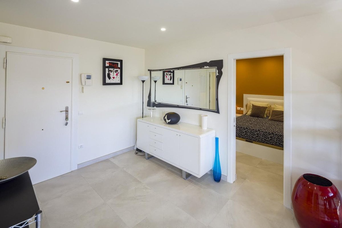2 Bed Middle Floor Apartment in Nueva Andalucía