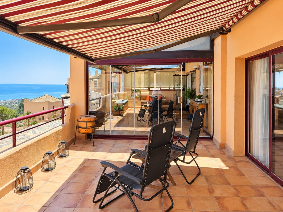 3 Bed Middle Floor Apartment in Calahonda