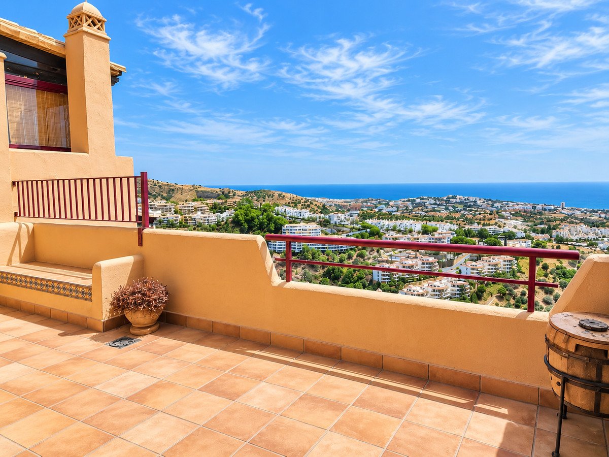 3 Bed Middle Floor Apartment in Calahonda