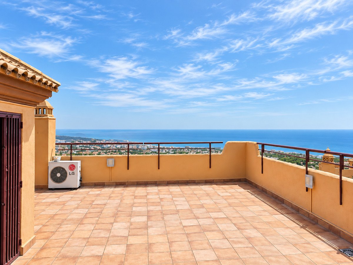 3 Bed Middle Floor Apartment in Calahonda
