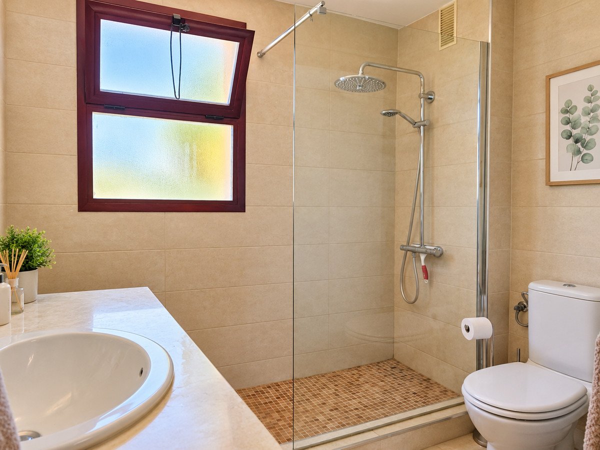 3 Bed Middle Floor Apartment in Calahonda