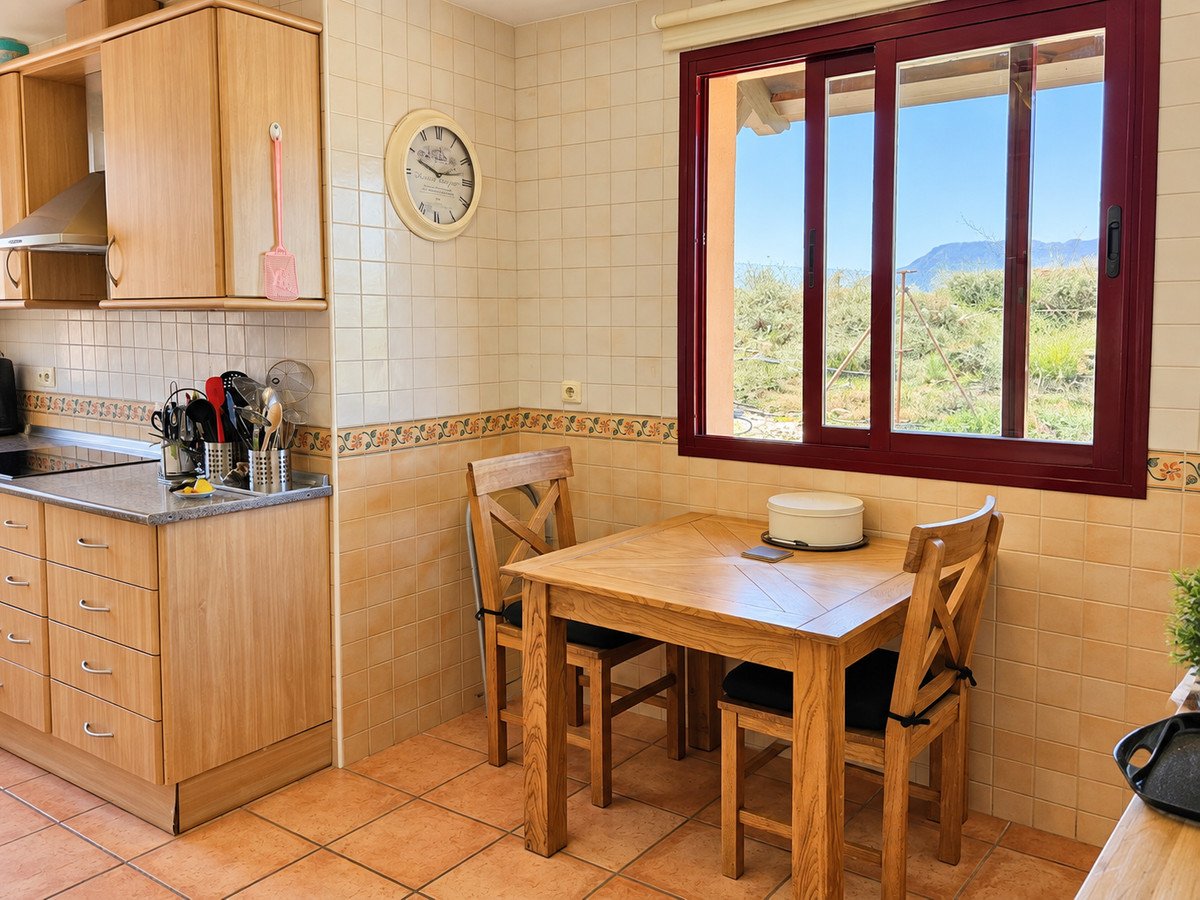 3 Bed Middle Floor Apartment in Calahonda