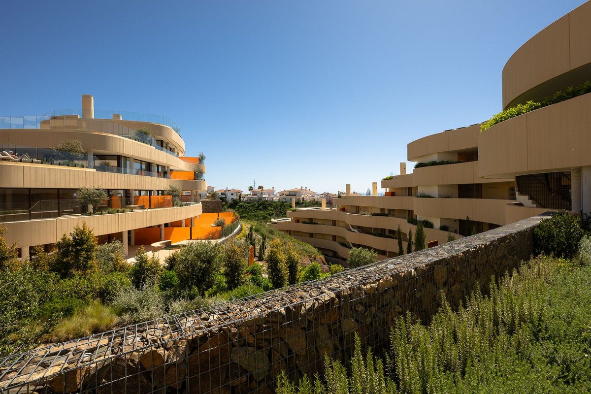 2 Bed Middle Floor Apartment in Fuengirola
