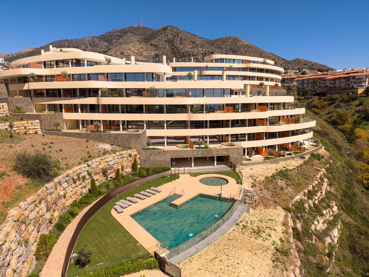2 Bed Middle Floor Apartment in Fuengirola