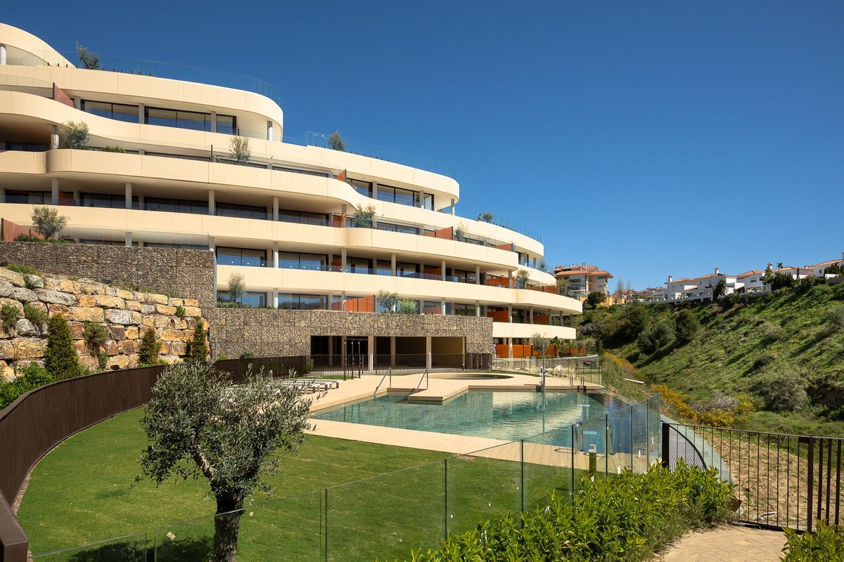 2 Bed Middle Floor Apartment in Fuengirola