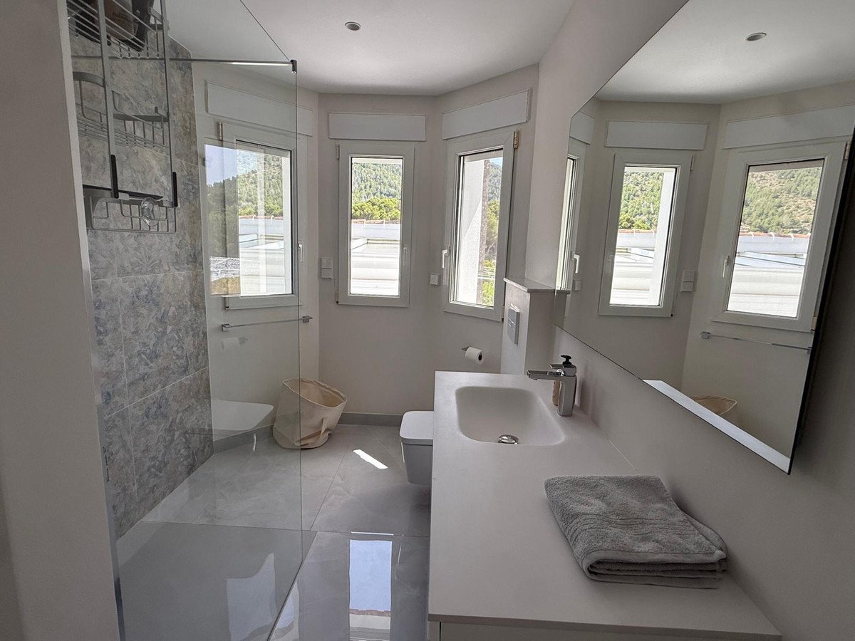 5 Bed Detached Villa in Denia