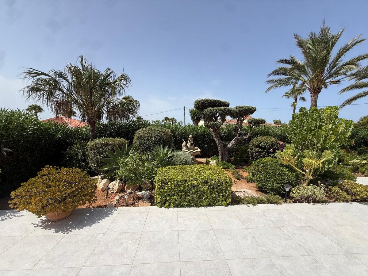 5 Bed Detached Villa in Denia