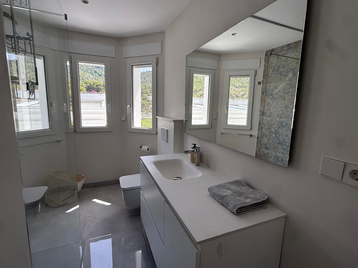 5 Bed Detached Villa in Denia