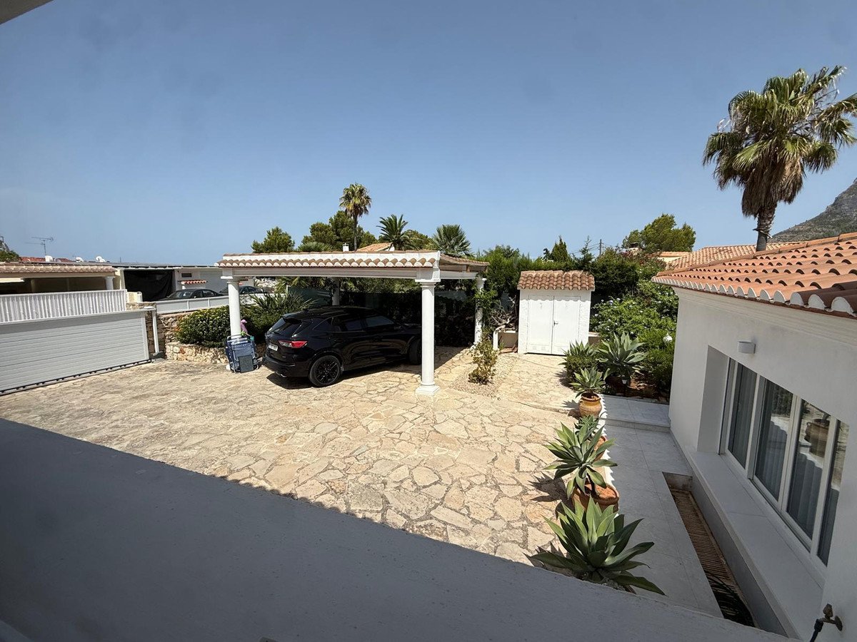 5 Bed Detached Villa in Denia