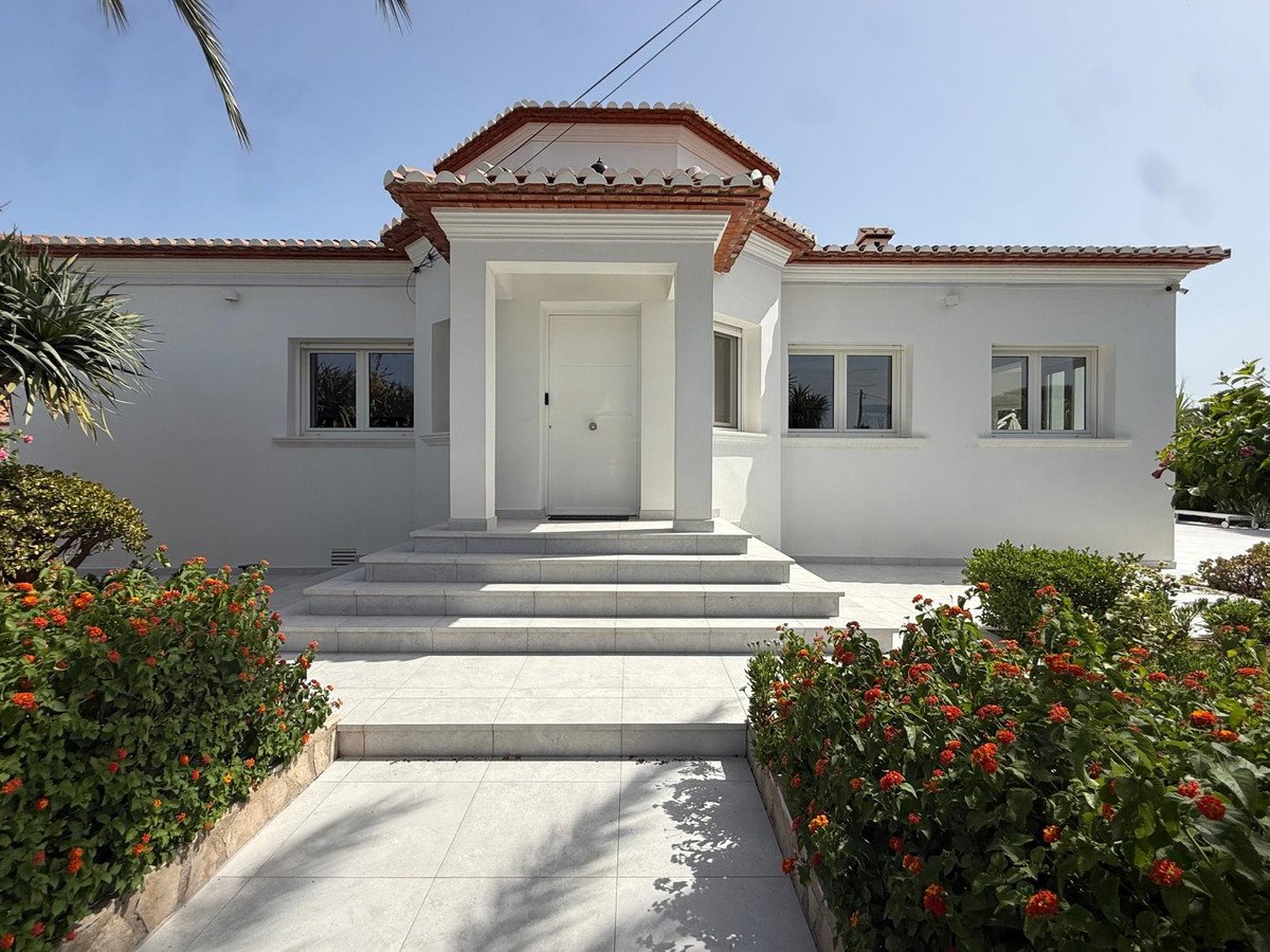 5 Bed Detached Villa in Denia