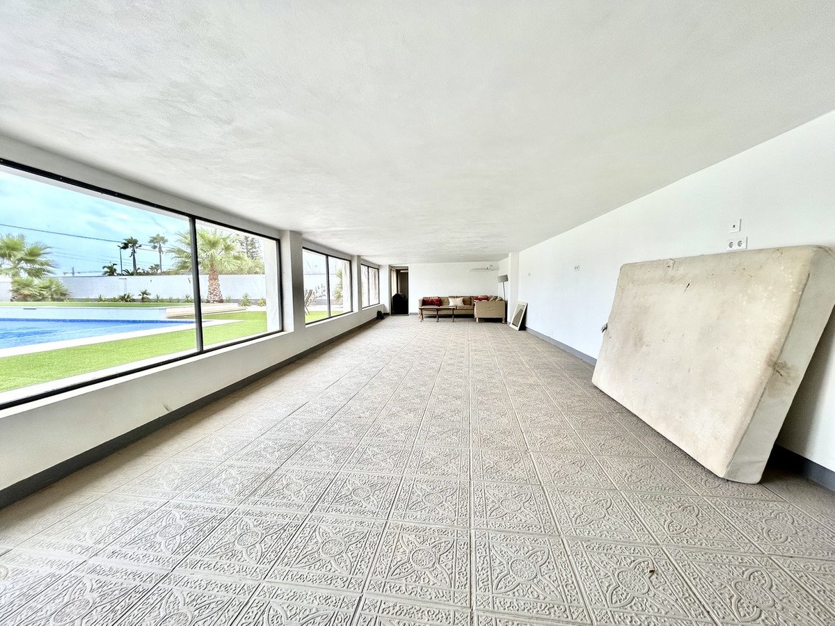 8 Bed Detached Villa in Los Montesinos