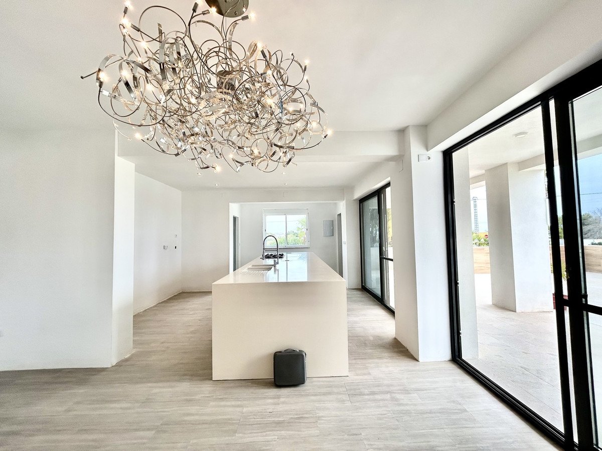 8 Bed Detached Villa in Los Montesinos