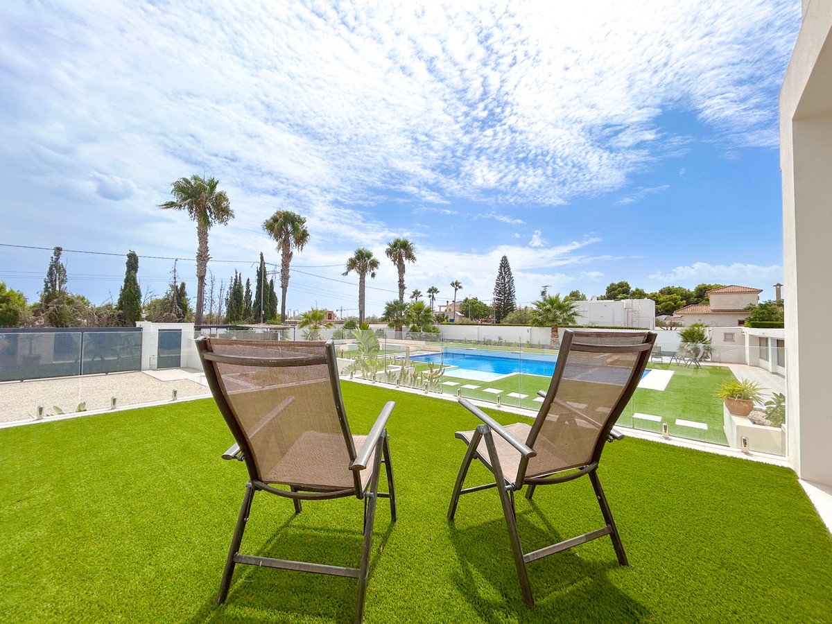 8 Bed Detached Villa in Los Montesinos