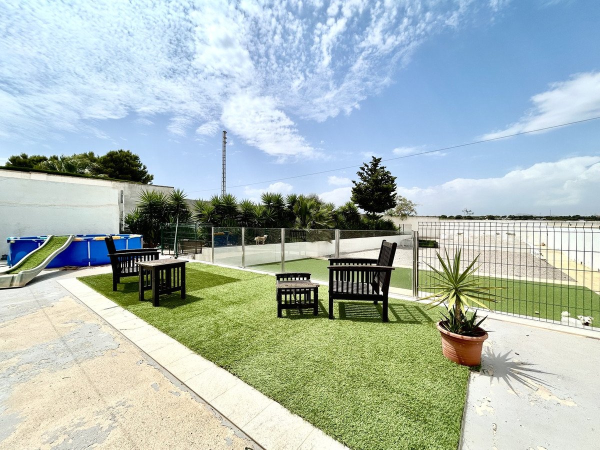 8 Bed Detached Villa in Los Montesinos