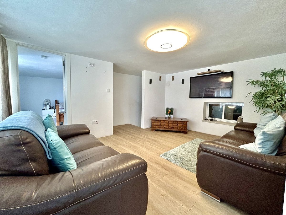 8 Bed Detached Villa in Los Montesinos