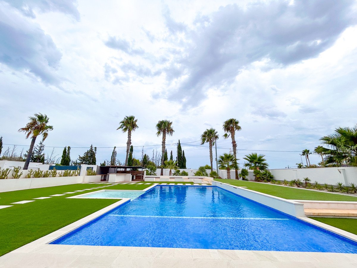 8 Bed Detached Villa in Los Montesinos