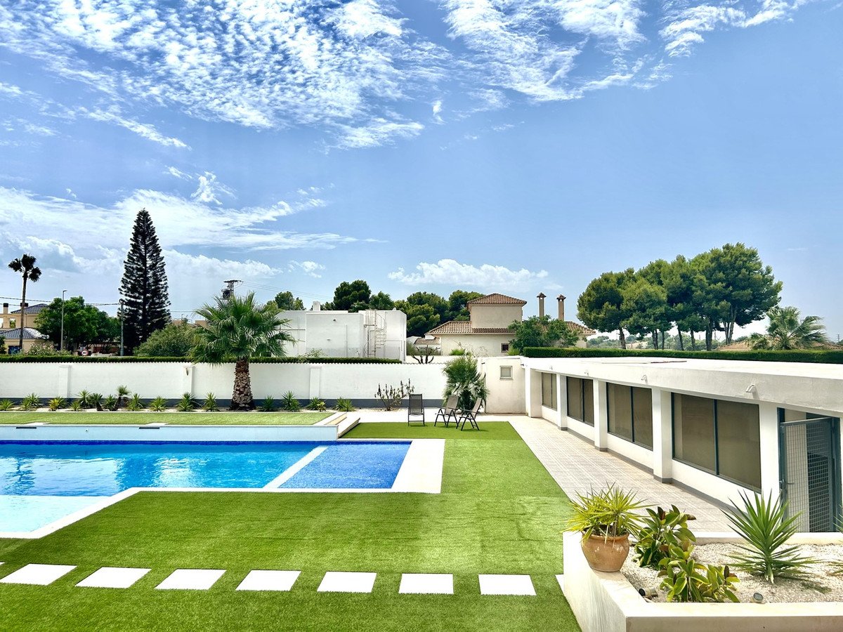 8 Bed Detached Villa in Los Montesinos