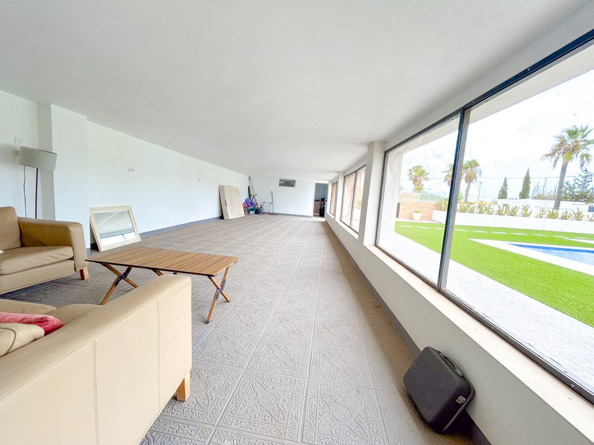 8 Bed Detached Villa in Los Montesinos