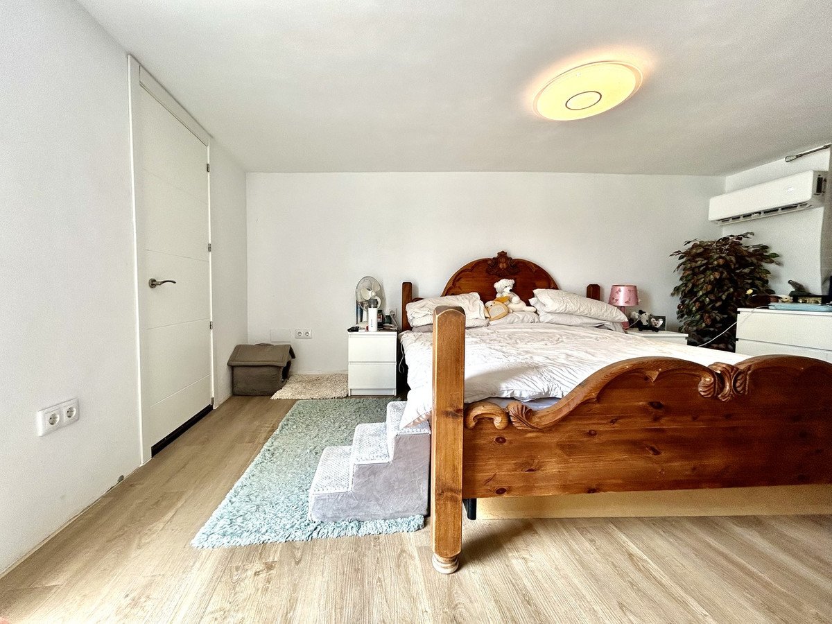 8 Bed Detached Villa in Los Montesinos
