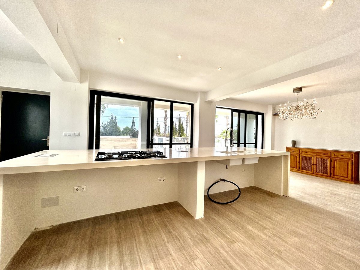 8 Bed Detached Villa in Los Montesinos