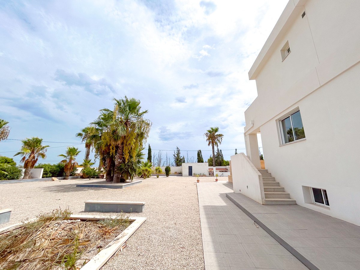 8 Bed Detached Villa in Los Montesinos