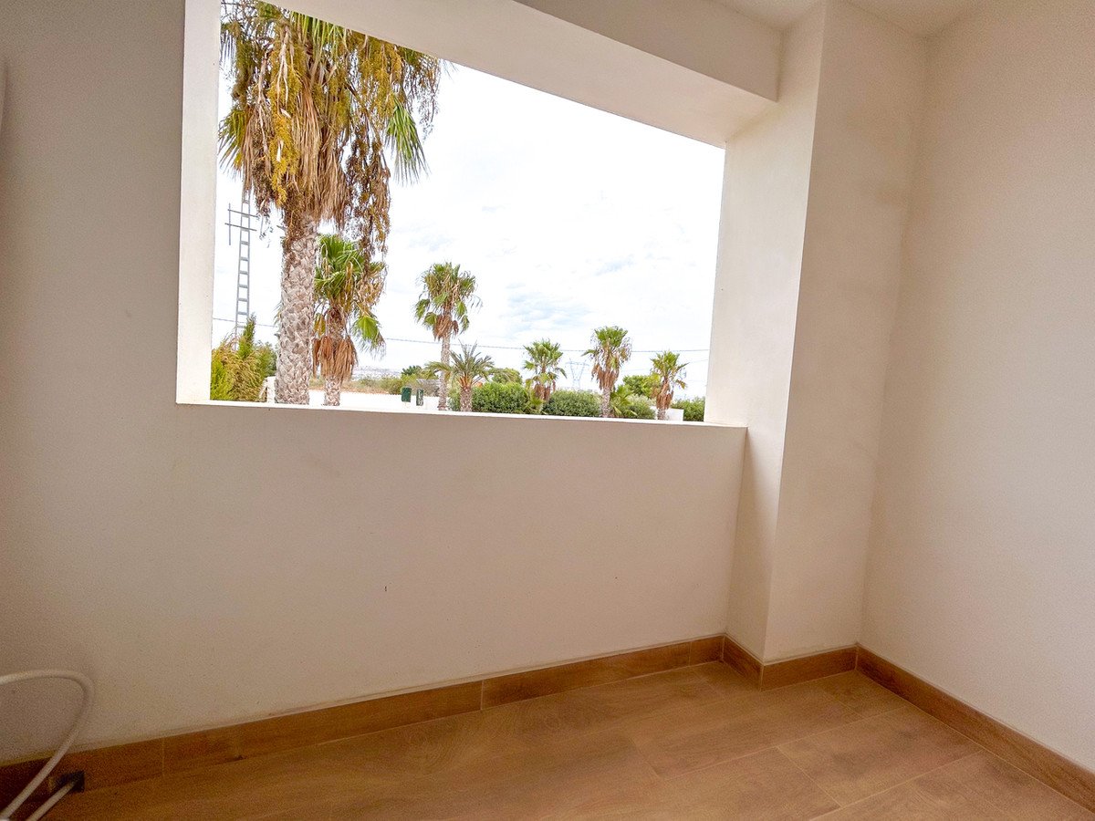 8 Bed Detached Villa in Los Montesinos