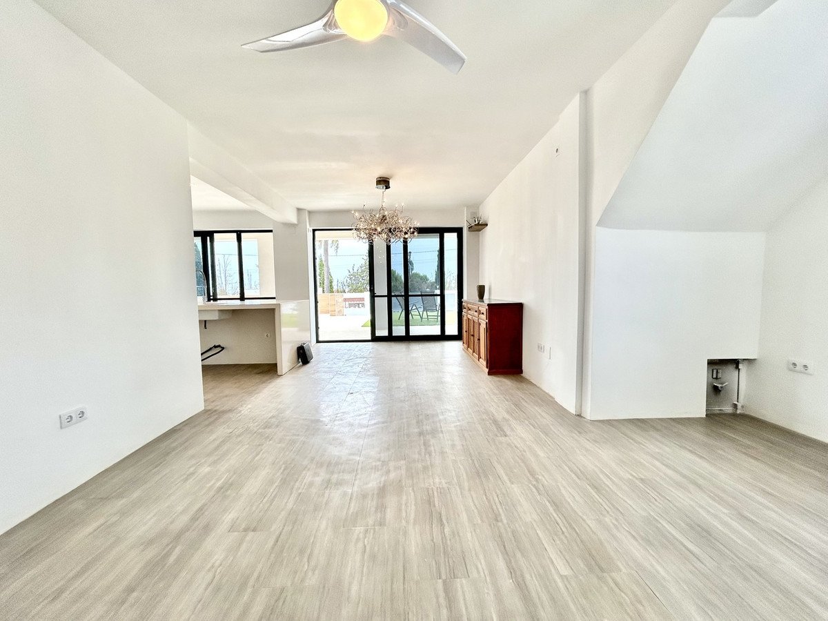 8 Bed Detached Villa in Los Montesinos