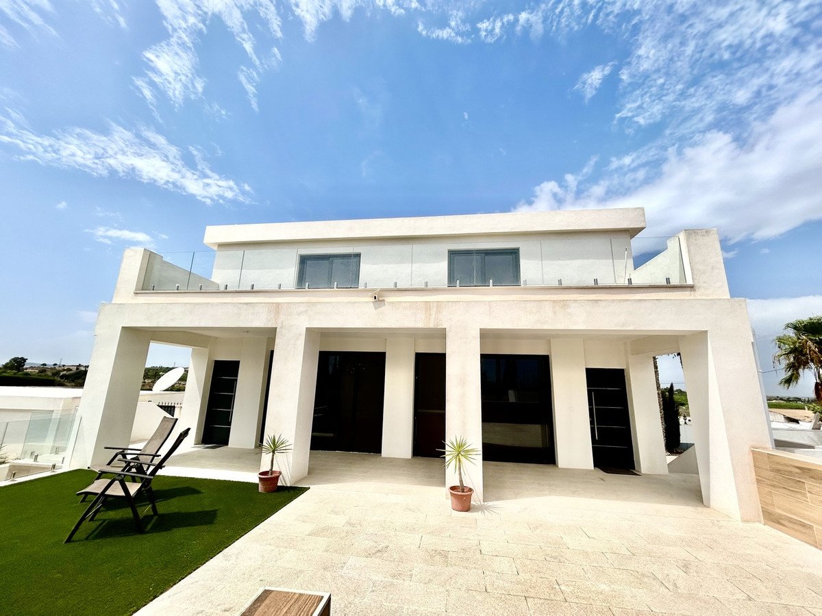 8 Bed Detached Villa in Los Montesinos