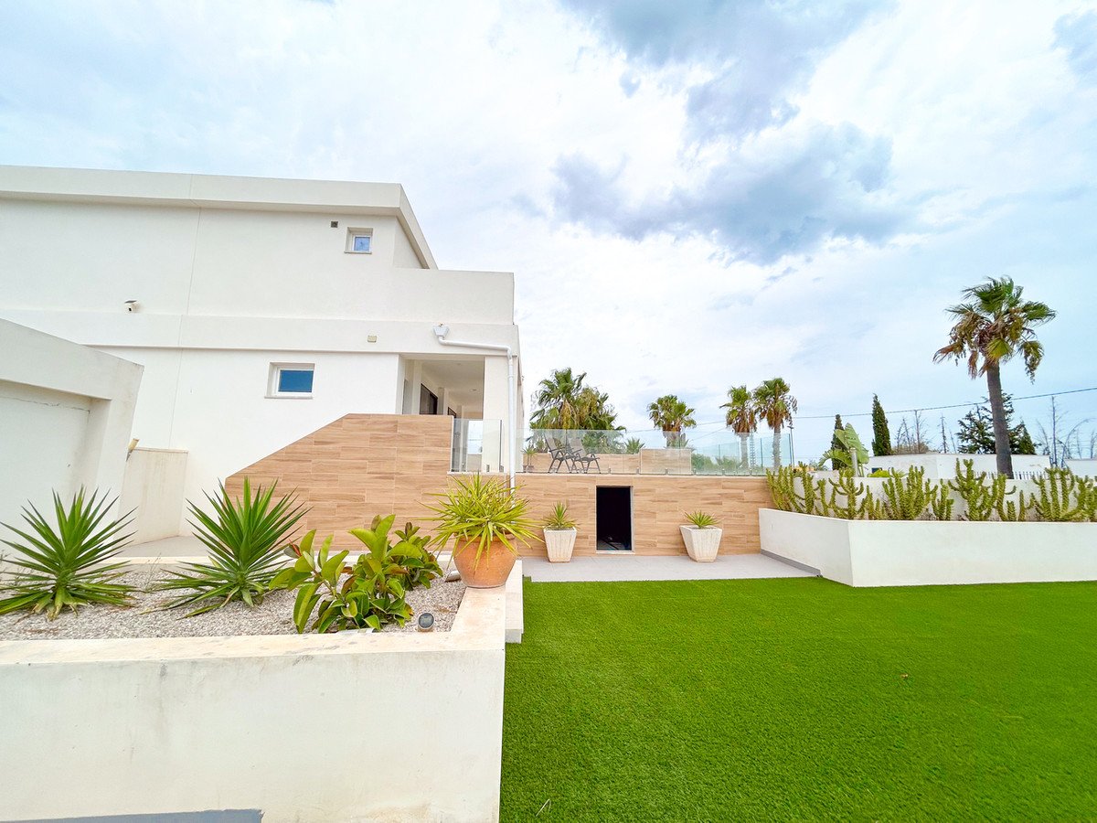 8 Bed Detached Villa in Los Montesinos