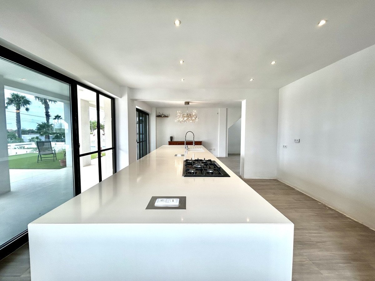 8 Bed Detached Villa in Los Montesinos