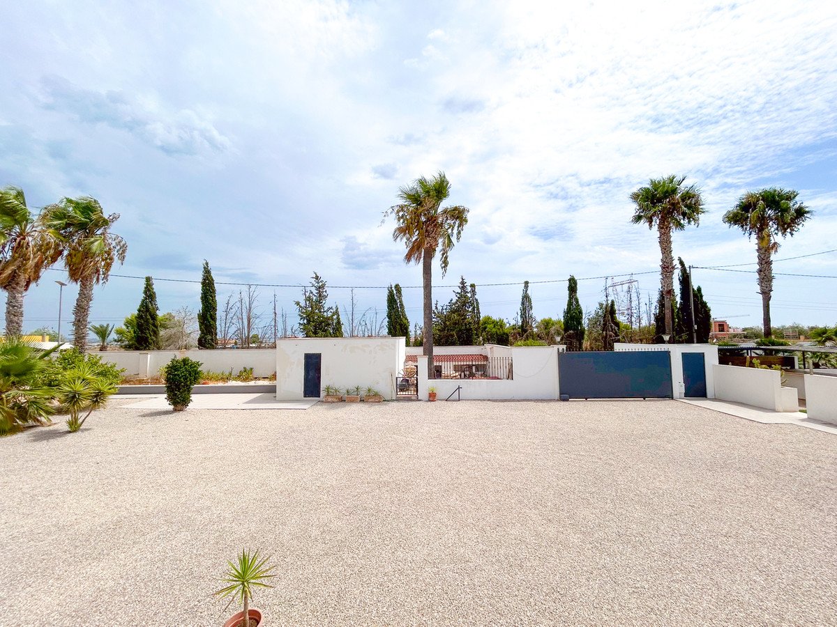 8 Bed Detached Villa in Los Montesinos