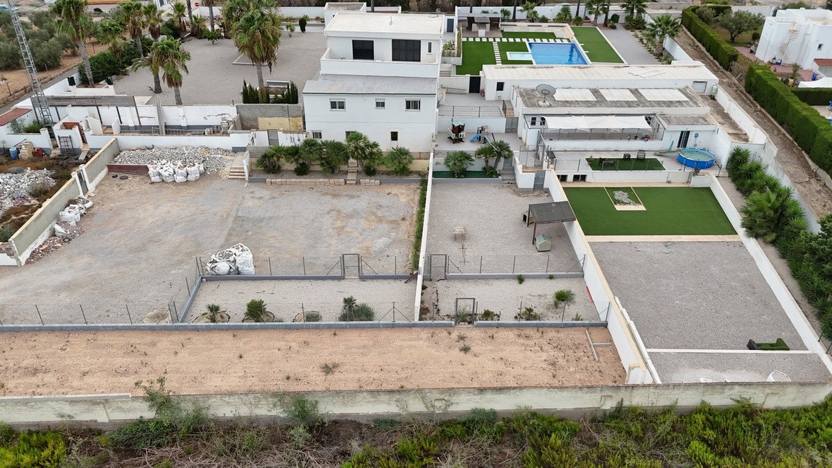 8 Bed Detached Villa in Los Montesinos