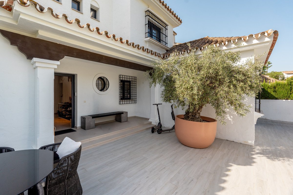 5 Bed Detached Villa in Nueva Andalucía