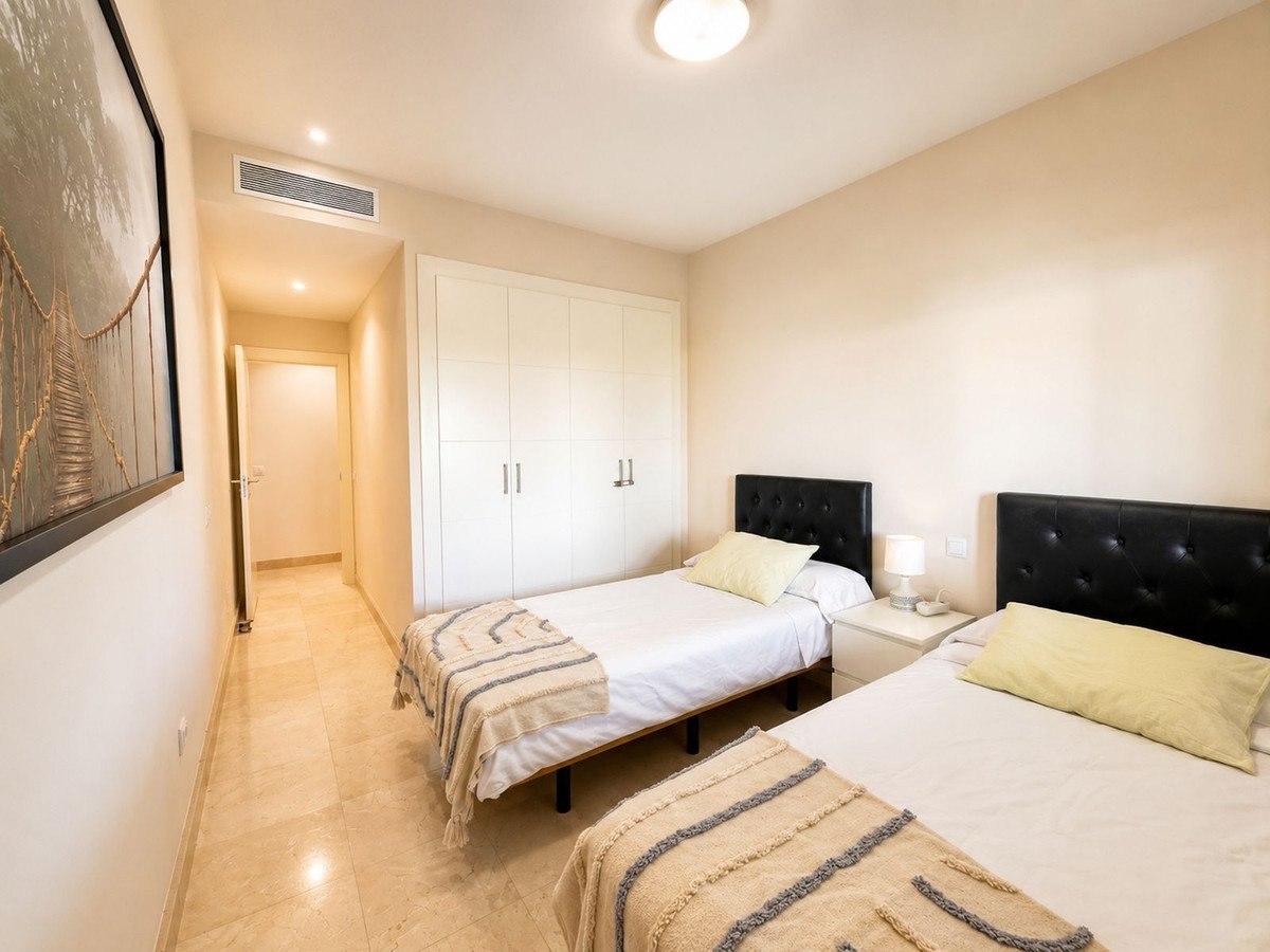 2 Bed Middle Floor Apartment in Los Flamingos