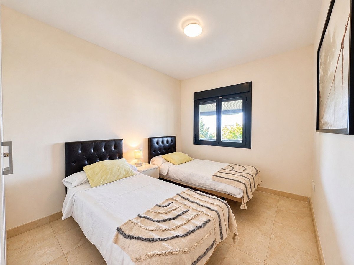 2 Bed Middle Floor Apartment in Los Flamingos