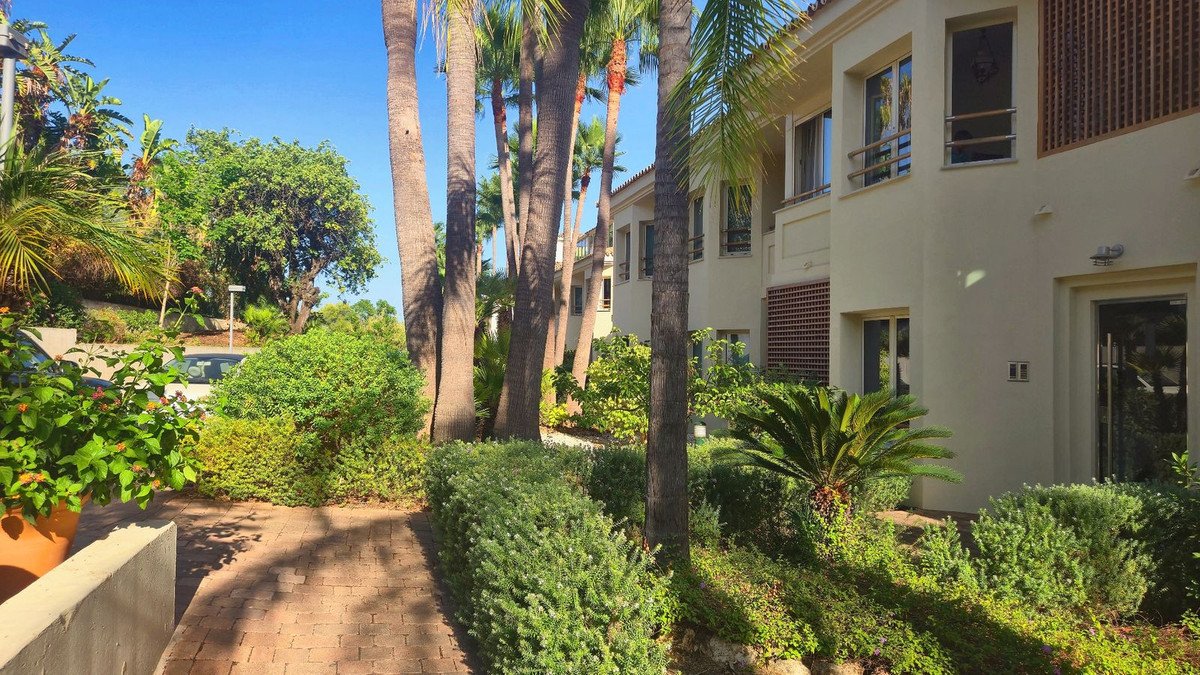 2 Bed Middle Floor Apartment in Sierra Blanca