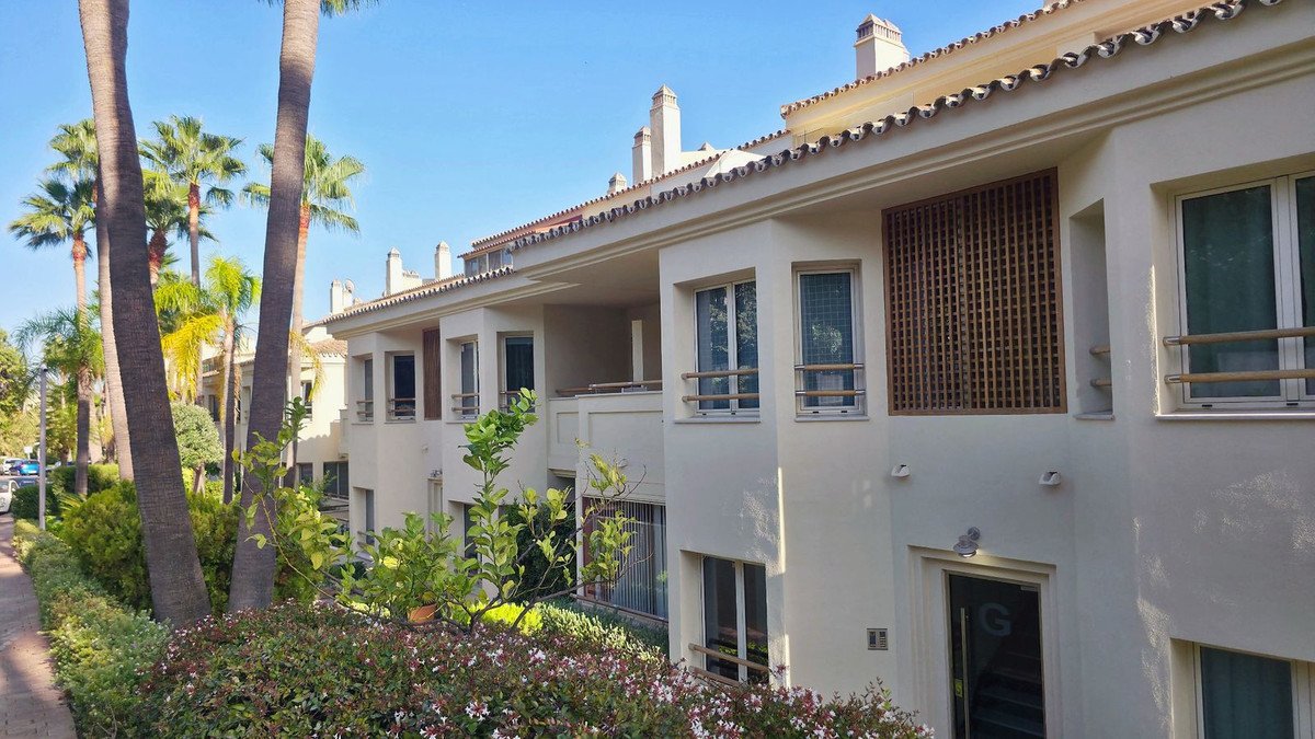 2 Bed Middle Floor Apartment in Sierra Blanca
