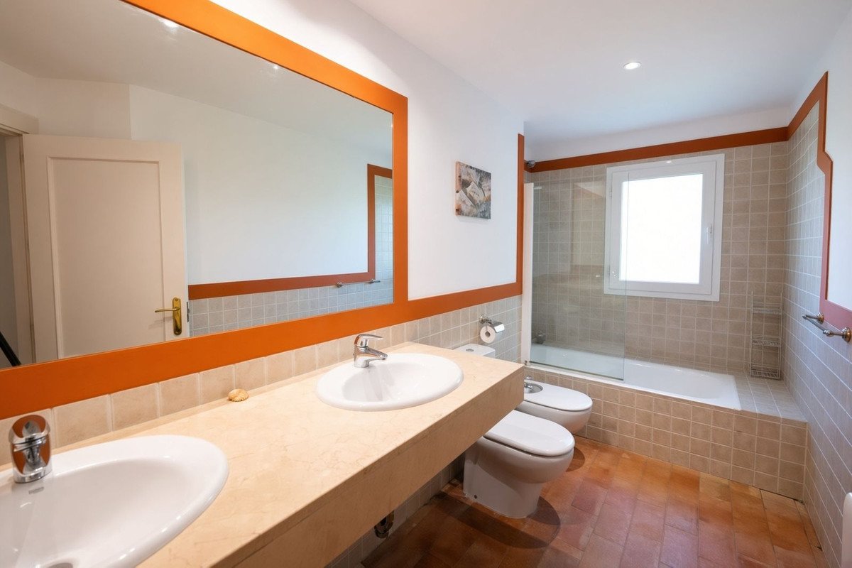 5 Bed Detached Villa in Sotogrande Costa