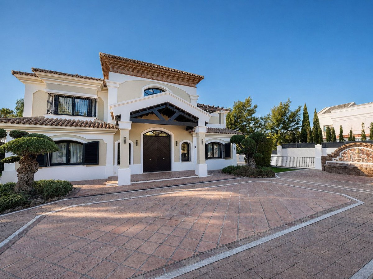 6 Bed Detached Villa in Los Flamingos