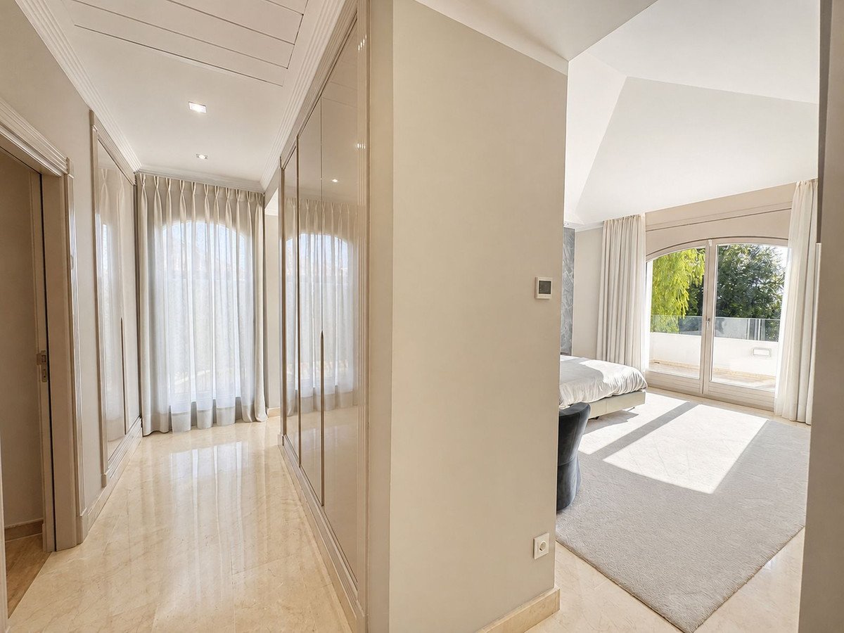 6 Bed Detached Villa in Los Flamingos