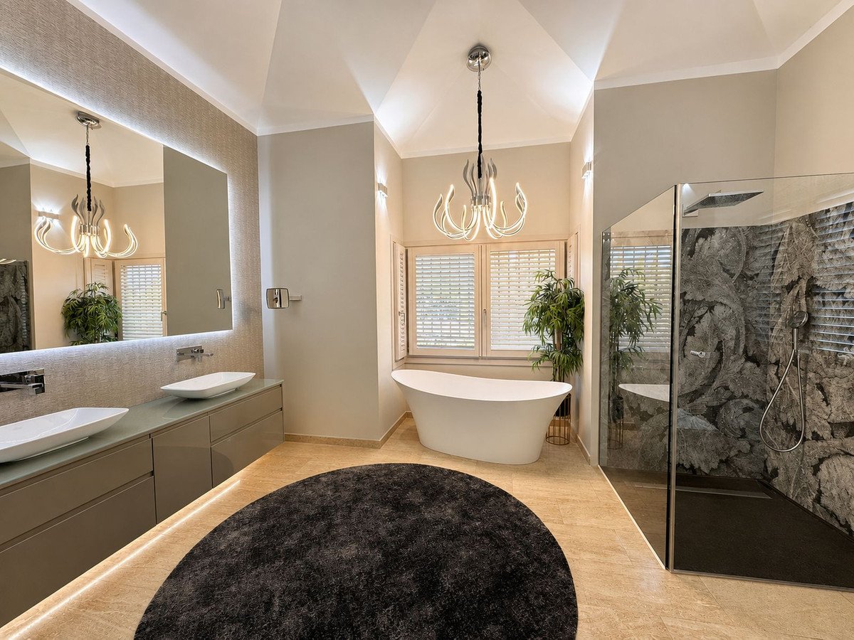 6 Bed Detached Villa in Los Flamingos