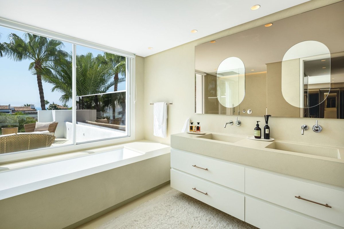 4 Bed Penthouse Duplex in The Golden Mile