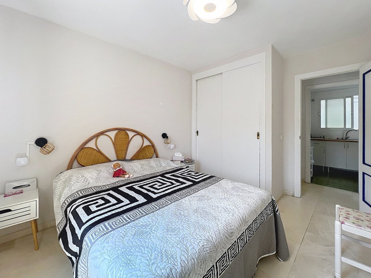 2 Bed Middle Floor Apartment in San Luis de Sabinillas