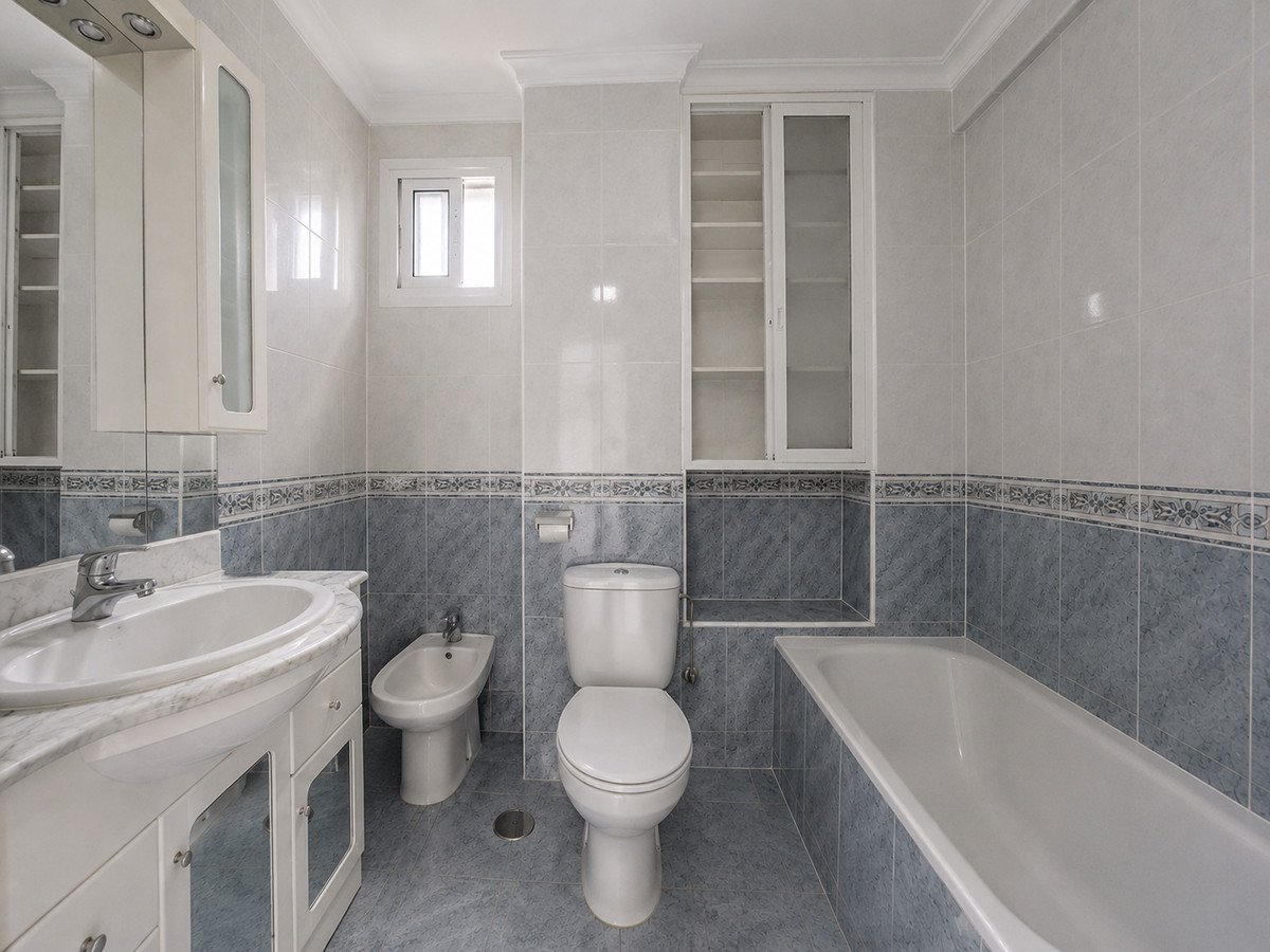 3 Bed Middle Floor Apartment in Estepona