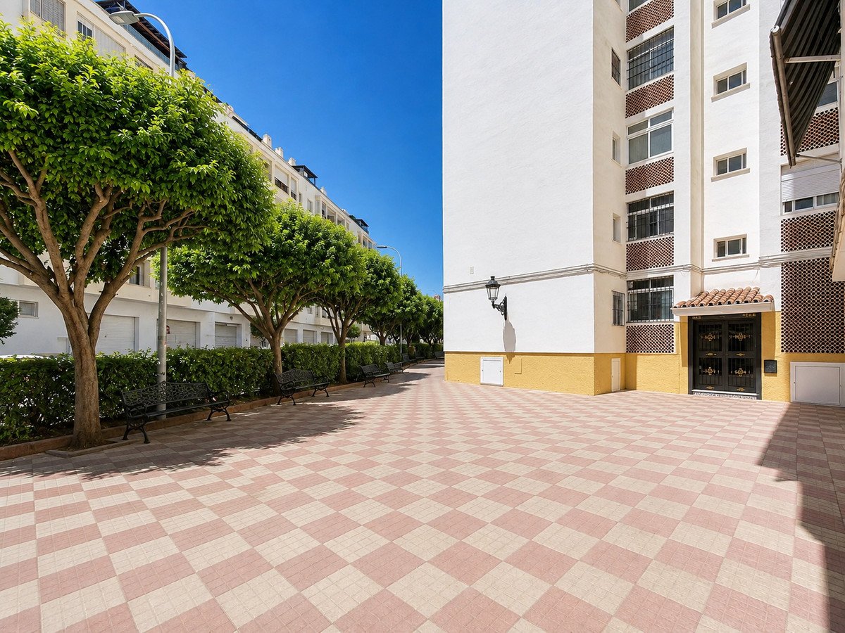 3 Bed Middle Floor Apartment in Estepona